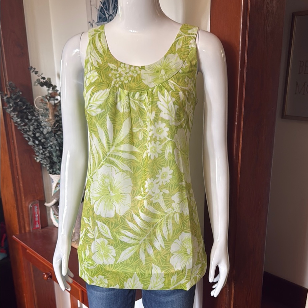NWT northern reflections size small Floral Green Sleeveless Top